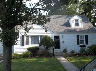 377 Pine Pl, Mineola, NY 11501