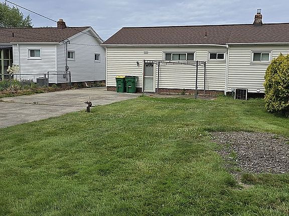 3rd image of 29632 Fairway Blvd