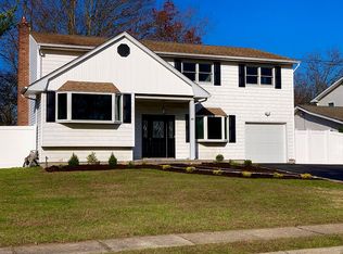 22 Heller Pl, Hauppauge, NY 11788