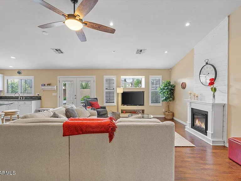 15257 W Hearn Rd — Photo 10