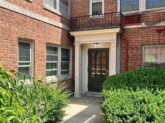 2nd image of 15925 Van Aken Blvd APT 206E