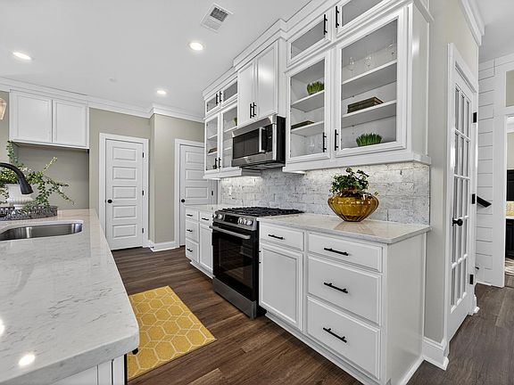 2nd image of 1016 Manarola Rd