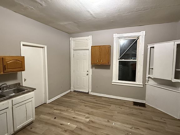 5th image of 1630 Ray Combs Ave #1