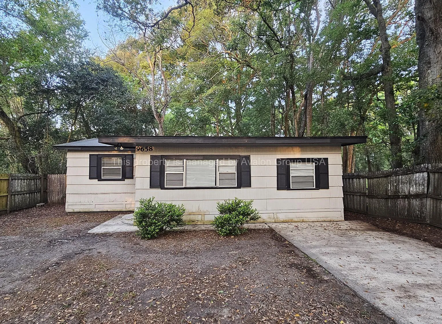 3 bed, 1.5 bath, 977 sqft, $1,225 — Photo 1