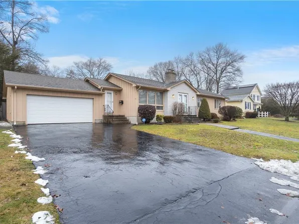32 Colony Dr, Johnston, RI 02919