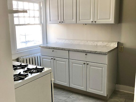 2nd image of 434 Glen St #9A