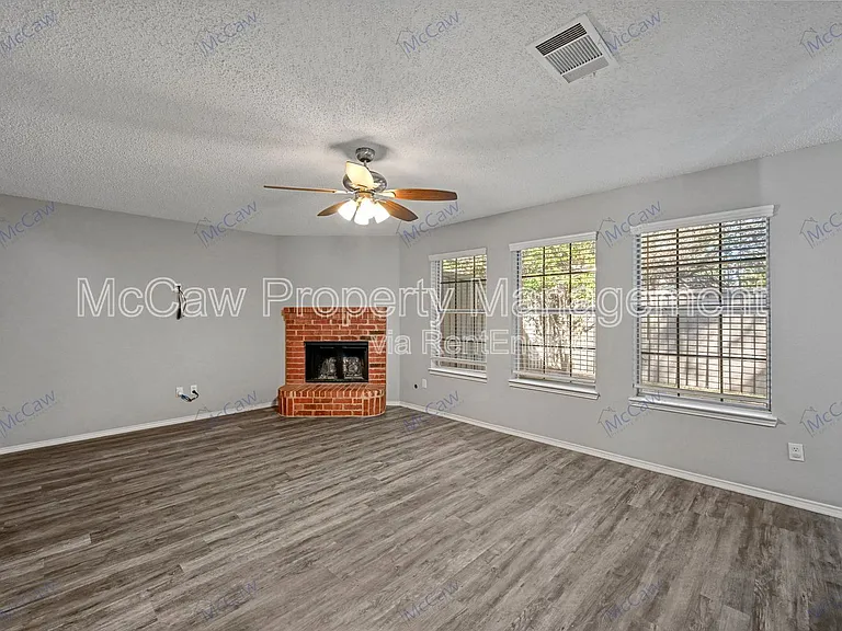1371 Honeysuckle Ln — Photo 6