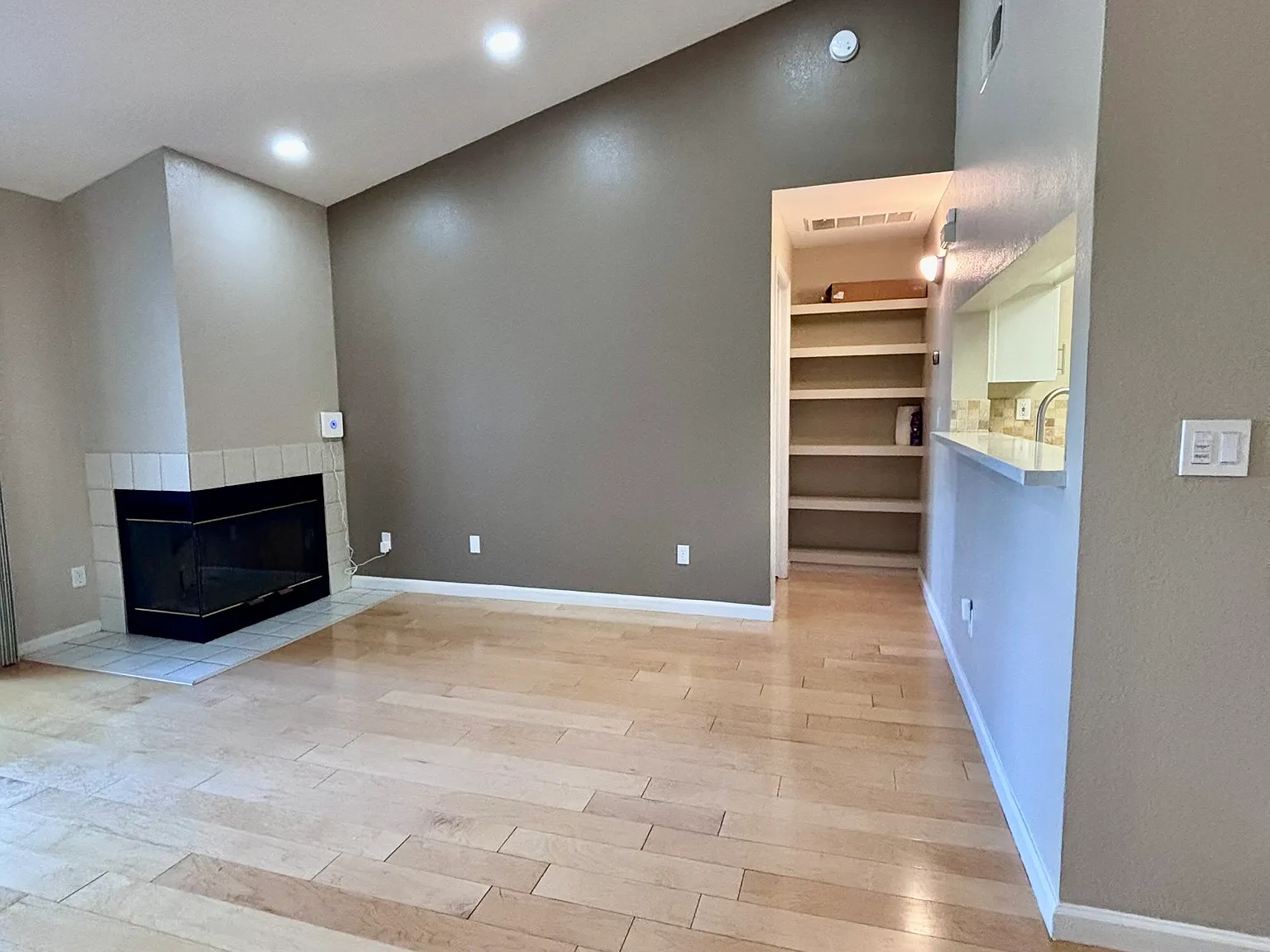 2 bed, 955 sqft, $3,300 — Photo 3