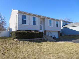 648 Shining Water Dr, Carol Stream, IL 60188