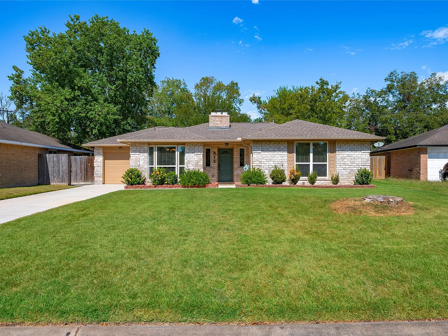 3 bed, 2.0 bath, 1236 sqft, $2,050 — Photo 3