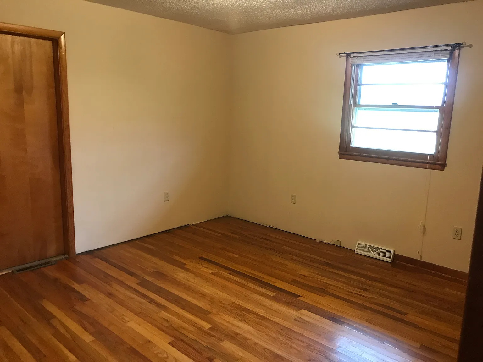 5 bed, 2800 sqft, $2,000 — Photo 3