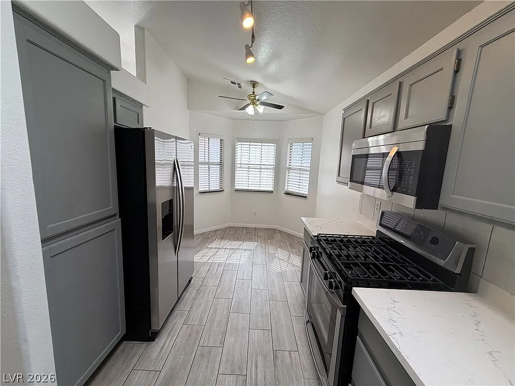 3 bed, 2.0 bath, 1211 sqft, $1,900 — Photo 4