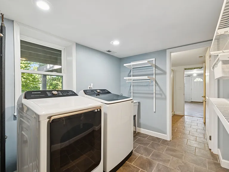 589 Highcrest Dr — Photo 24