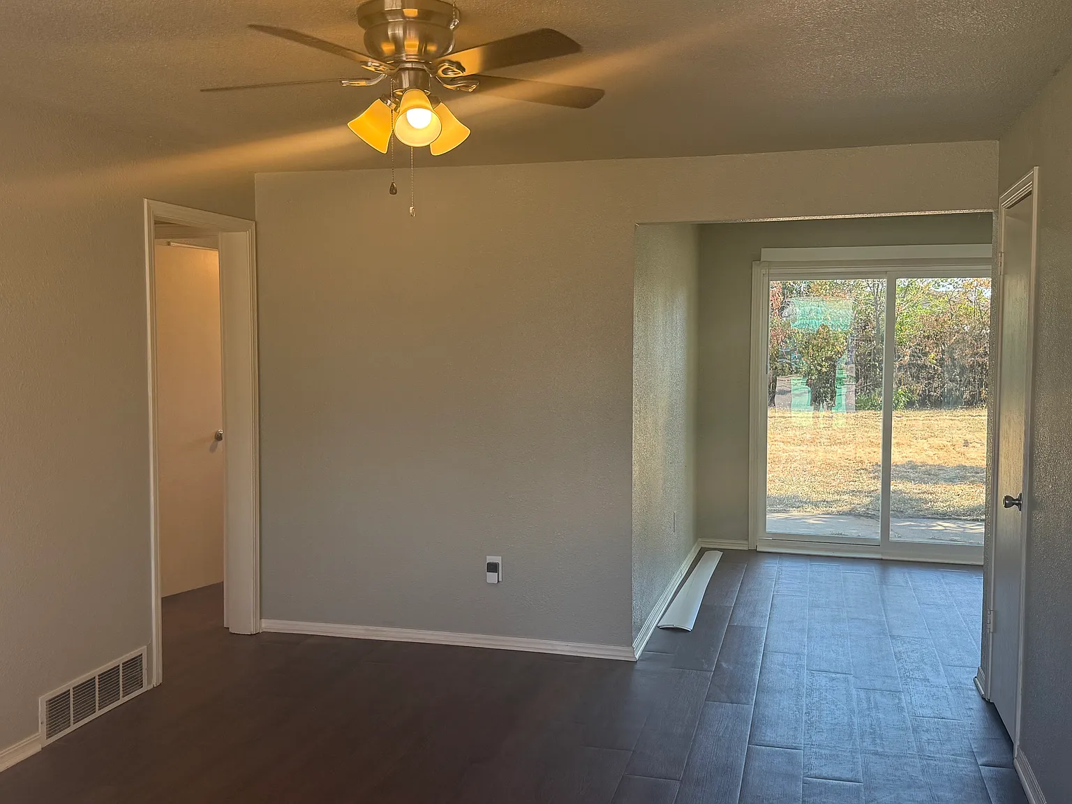 3 bed, 1.5 bath, $1,300 — Photo 2