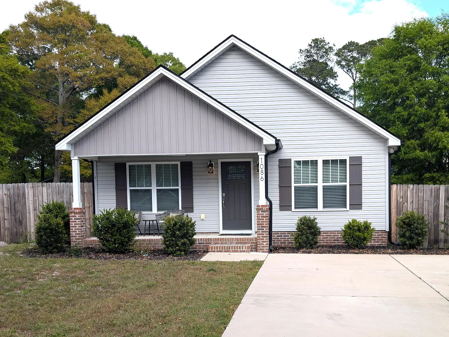 3 bed, 2.0 bath, 1232 sqft, $1,900 — Photo 1