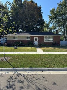911 Newport Dr, Fenton, MI, 48430