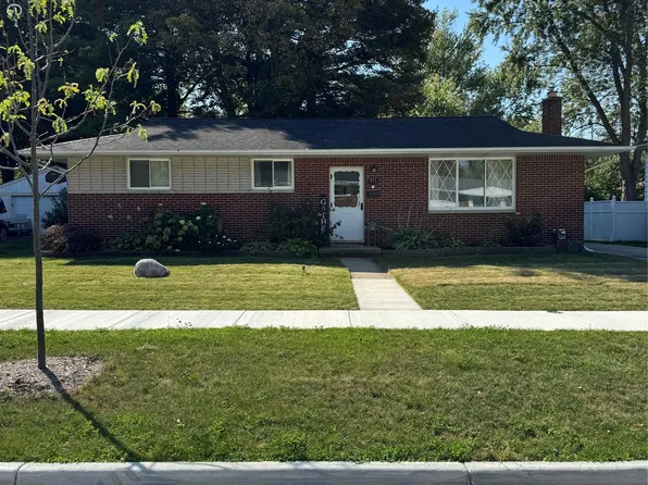 911 Newport Dr, Fenton, MI 48430