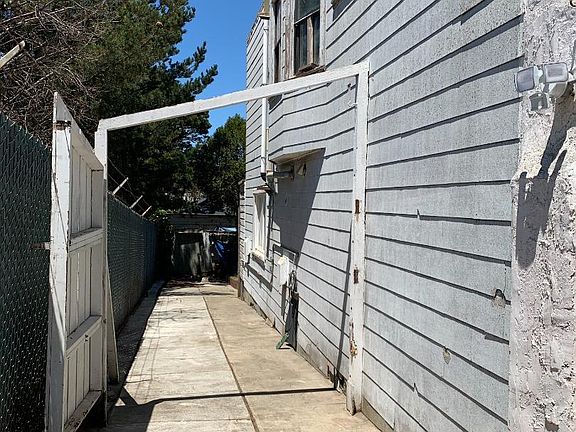 3rd image of 460 Peninsula Ave