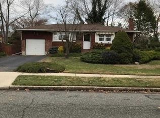 5 Welsley Ln, Smithtown, NY 11787