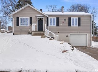 2715 Cedar St, Davenport, IA 52804