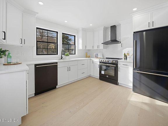 4th image of 101 Parade Hill Rd