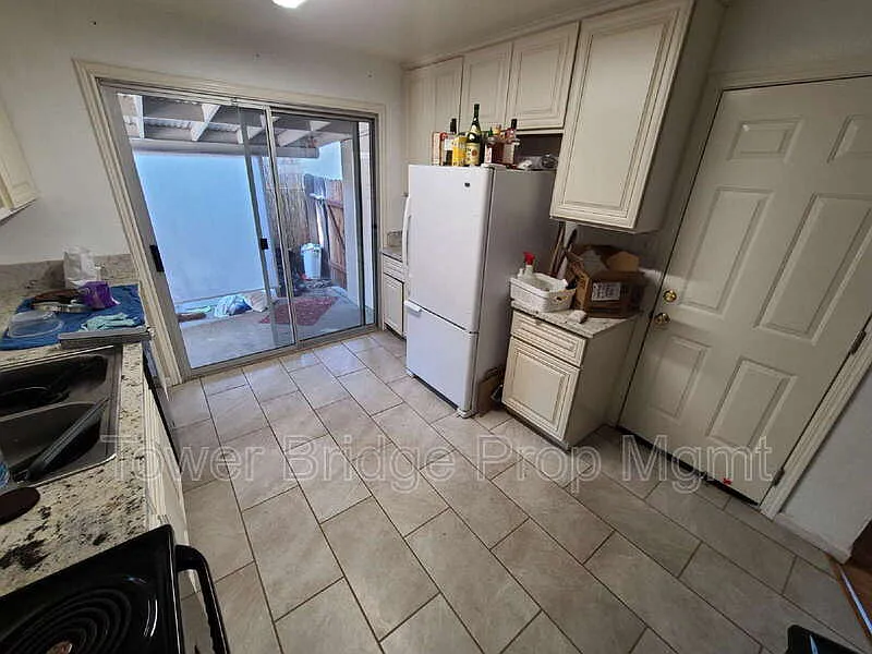 3 bed, 1.0 bath, 1075 sqft, $2,225 — Photo 4
