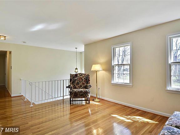 5th image of 807 Duke St