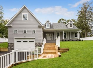 2 Rolling Woods Ln, Hampton Bays, NY 11946