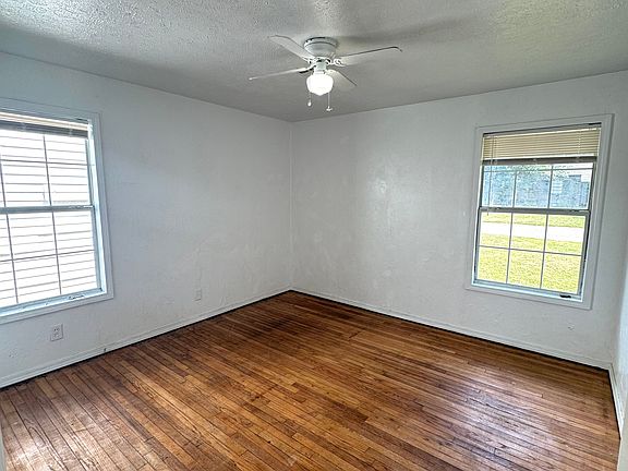 3rd image of 3921 Thomas Ave