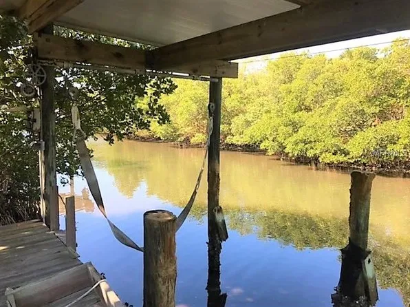 823 Seabreeze Dr, Ruskin, FL 33570