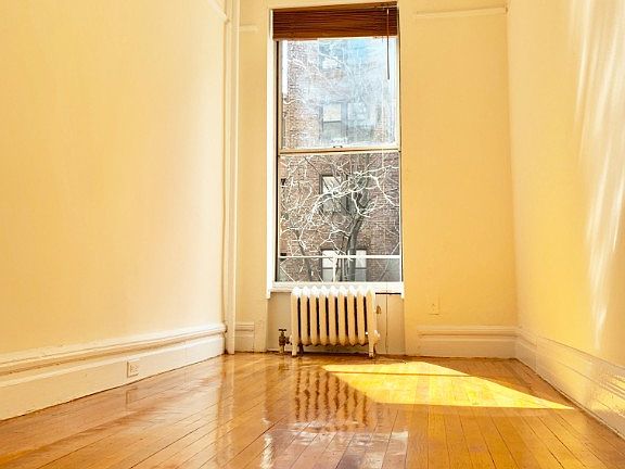 3rd image of 130 W 72nd St APT 2