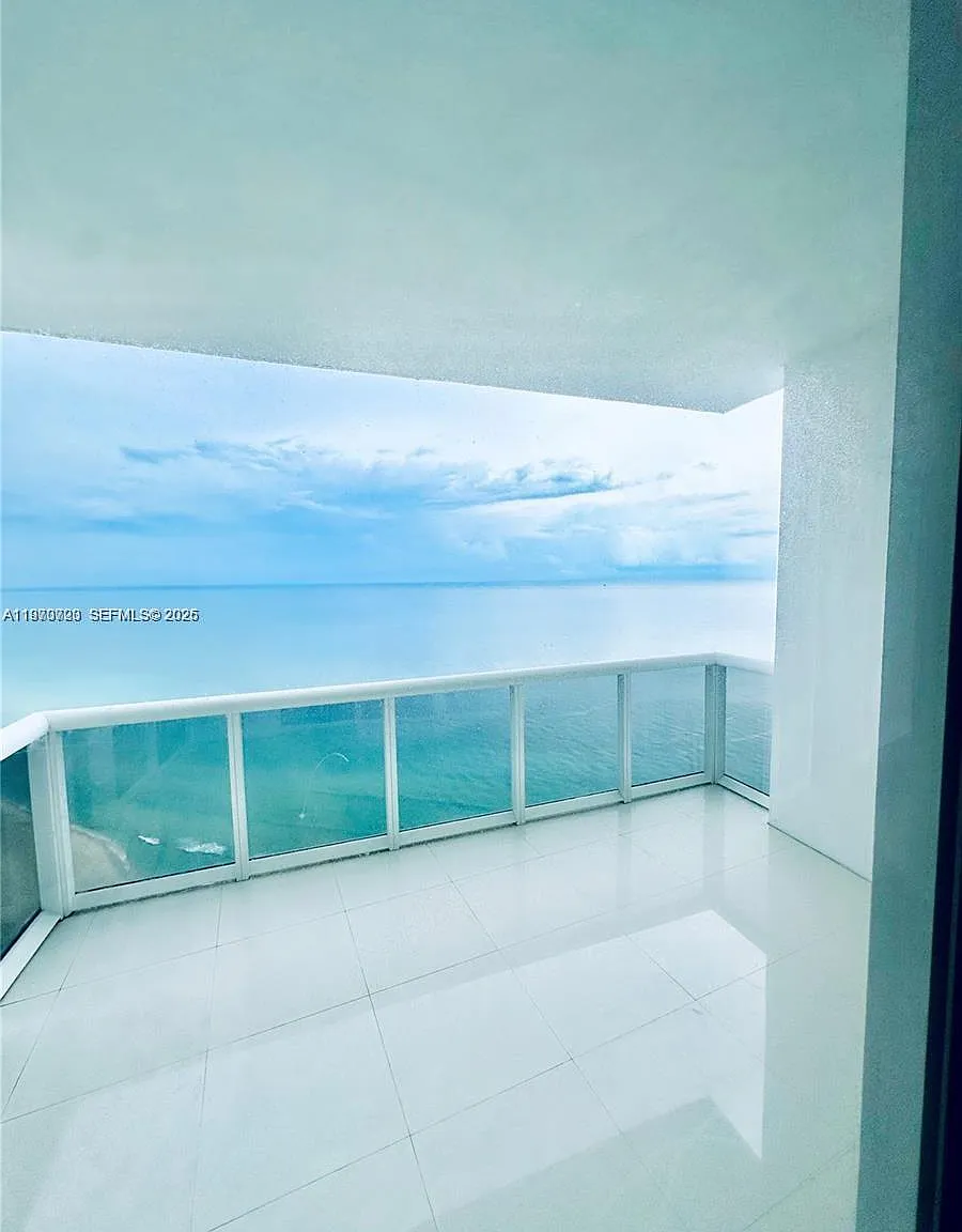 Trump Royale Condo — Photo 2