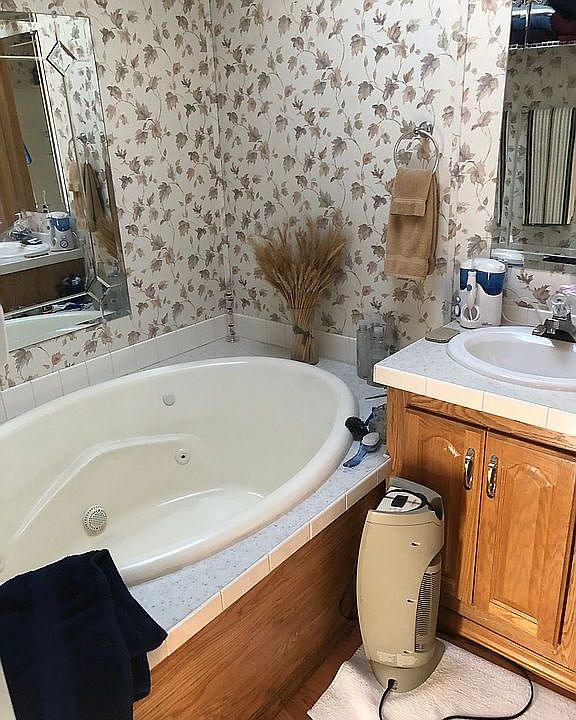 Master bath Jacuzzi 