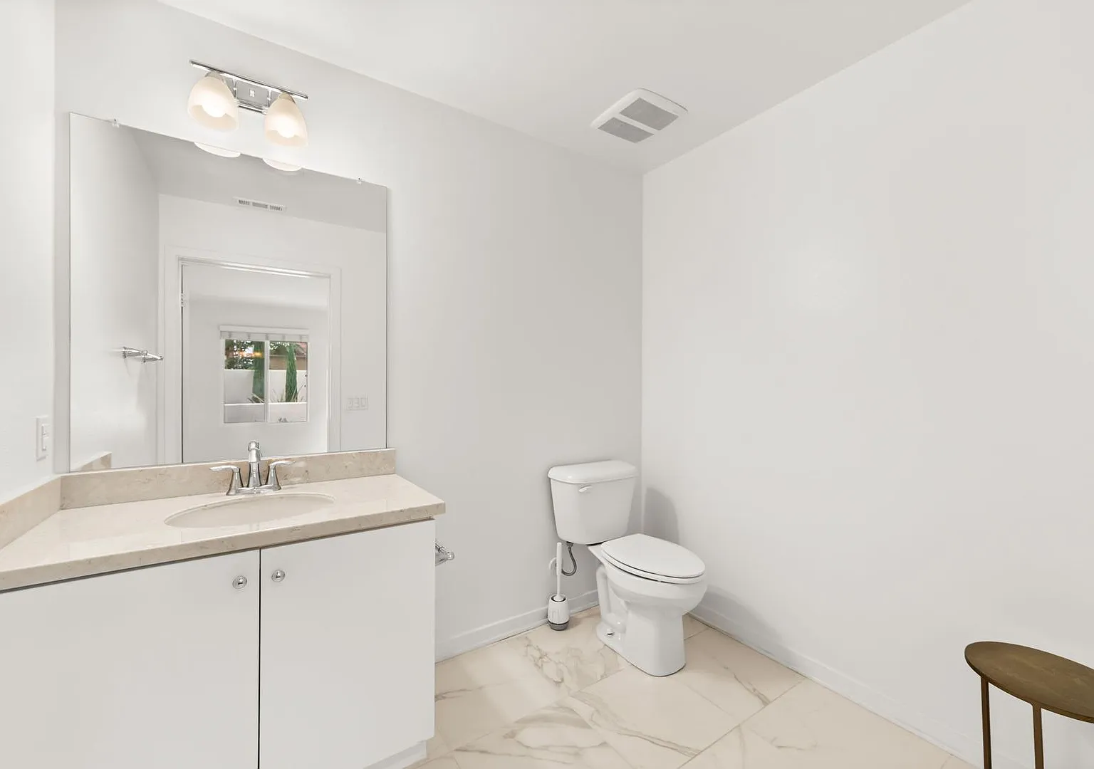 Beautiful Townhome — Photo 4