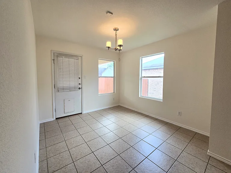3915 Arrowwood Bnd — Photo 7