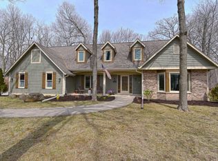 14520 W Crest View Dr, New Berlin, WI 53151