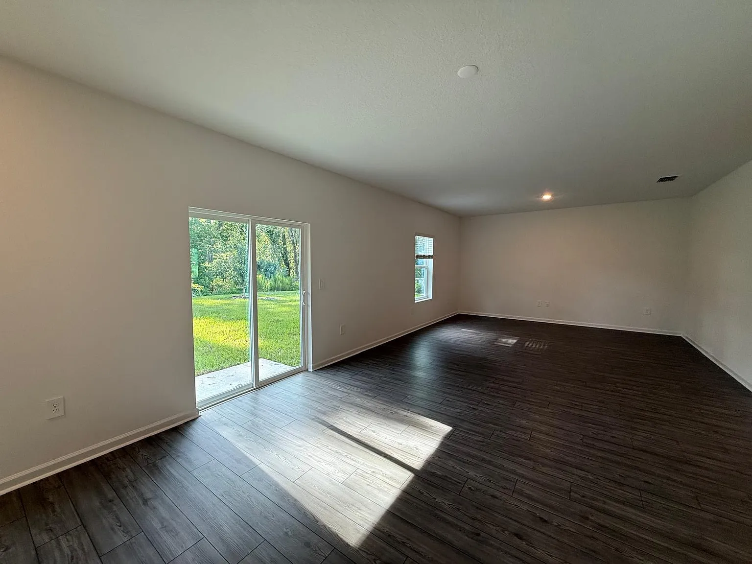 5 bed, 2449 sqft, $2,650 — Photo 3