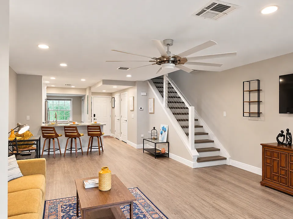 255 Paradise Blvd #15