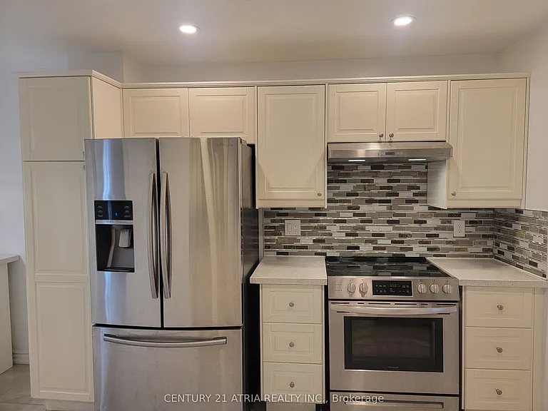 28 Holsworthy Cres — Photo 12