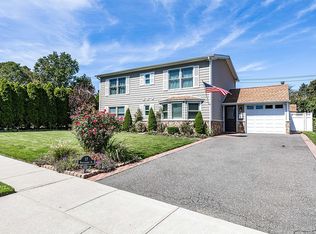 17 Mercadante Pl, Glen Cove, NY 11542