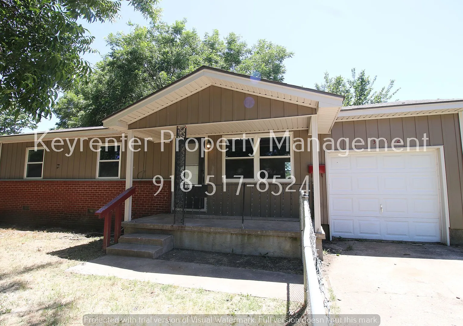 3 Bedroom 1 Bathroom with Attached Garage and Fenced in Yard, Available 8/15! — Photo 2