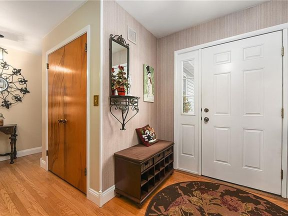 3rd image of 646 Robinson Ave