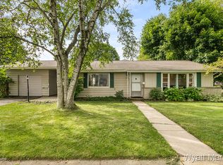201 Woodcrest Dr NW, Grand Rapids, MI 49504