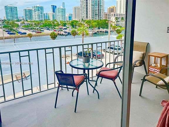 3rd image of 500 Bayview Dr APT 325