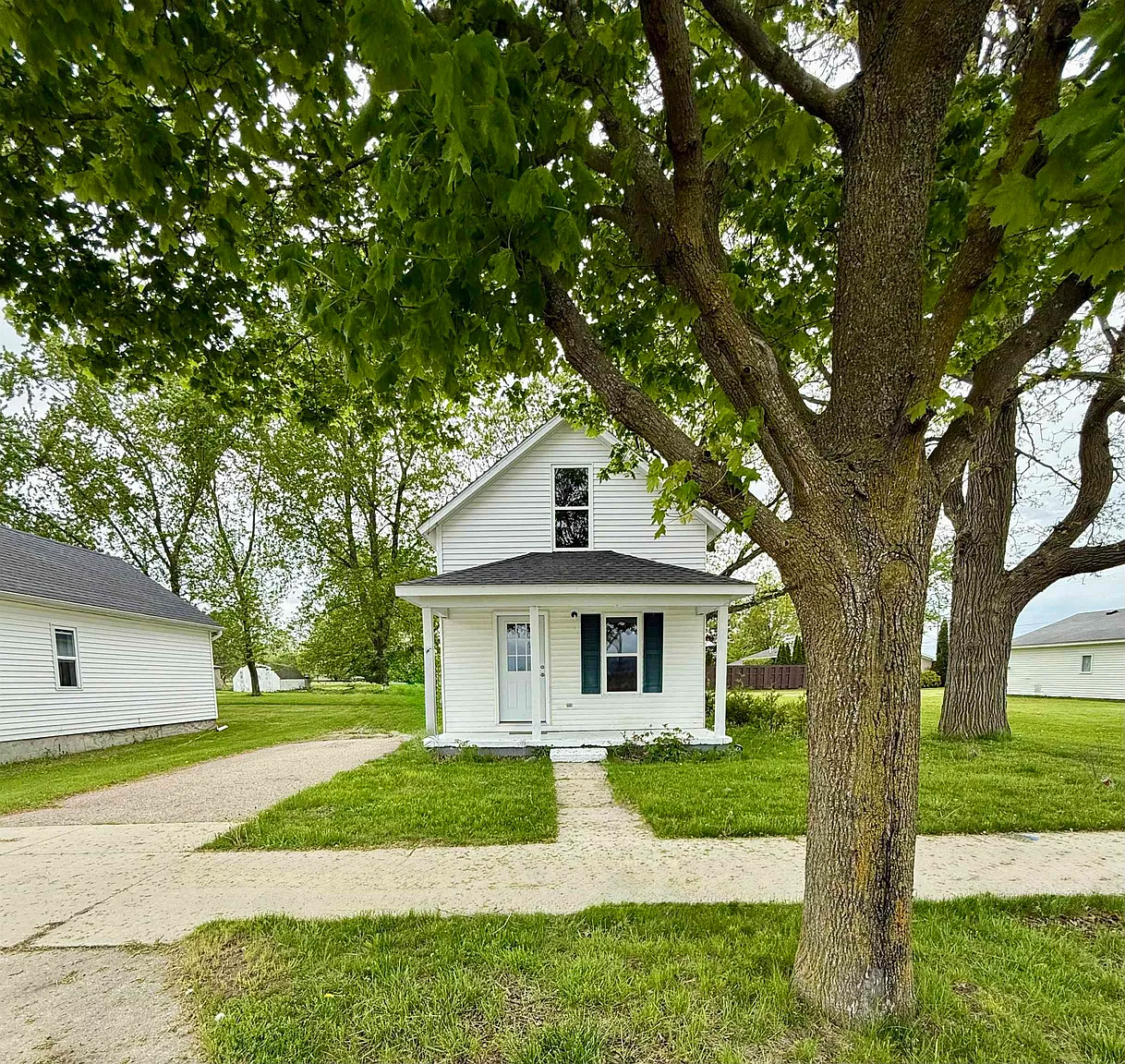 555 N Midland St photo 1