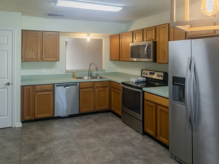 1714 Ashmore Green Dr — Photo 3