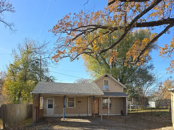 923 Oakland Rd NE, Cedar Rapids, IA 52402