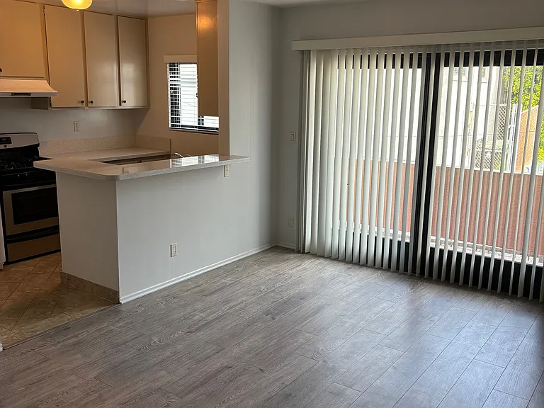116 Rose Ave #8 — Photo 1