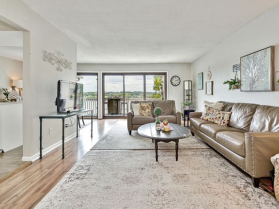 4th image of 893 Cliffs Dr APT 307