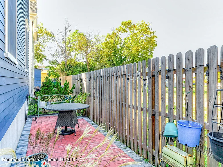 90 Lawrence Ave — Photo 32